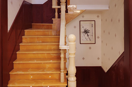 白马井镇中式别墅室内汉白玉石楼梯的定制安装装饰效果
